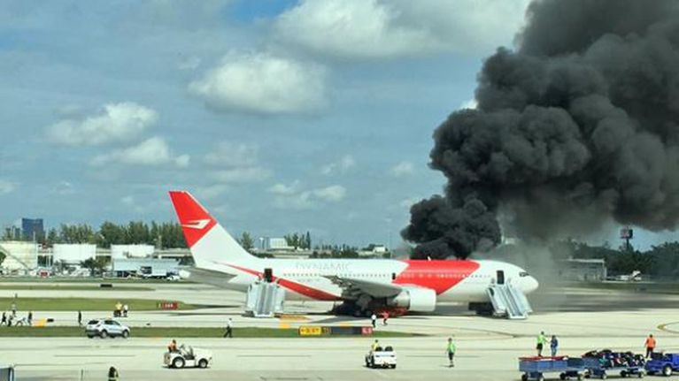 VIDEO Avión se incendia luego de aterrizar con más de 120 pasajeros