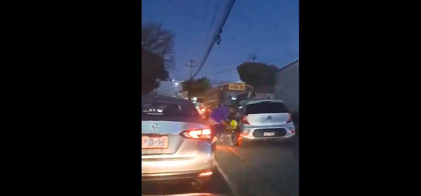 Conductor Y Biker Protagonizan Esta Mañana Pelea En Plena Calle Noticias Reales El Salvador